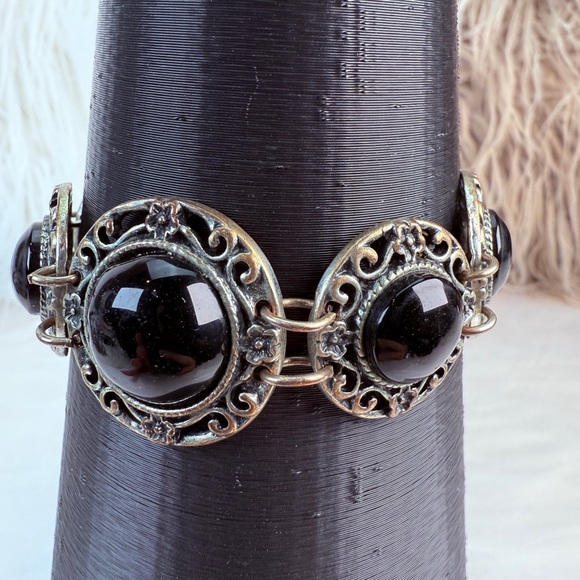 Gorgeous, black and silvertone, vintage, toggle closure costume bracelet - Picture 5 of 5